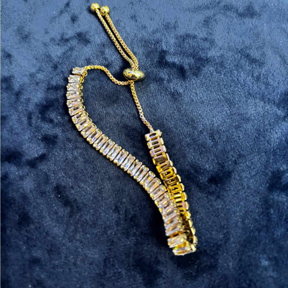 🥰Gold plated Bracelet with a slide closure. Bolo bracelet w/emerald CUT stones🥰